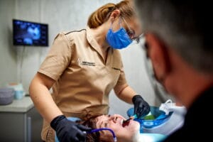 Când putem opta pentru dinţi ficşi în 24h