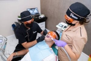 Prima vizită la medicul stomatolog pediatru cu copilul