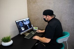 Ai un dinte care se misca? Află care ar putea fi motivele si ce trebuie să faci